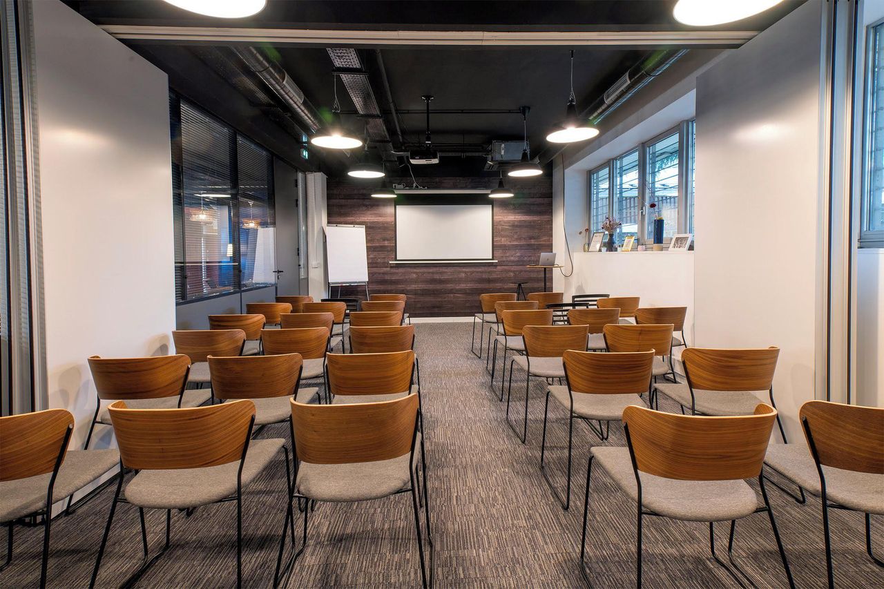 Paris training rooms Konferenzzentrum Clichy Board Room, Garten & Lounge image 9