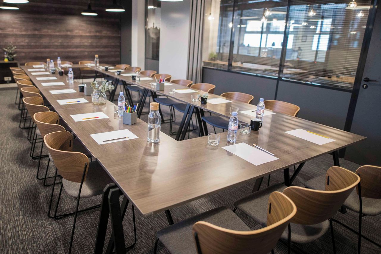 Paris training rooms Konferenzzentrum Clichy Board Room, Garten & Lounge image 11