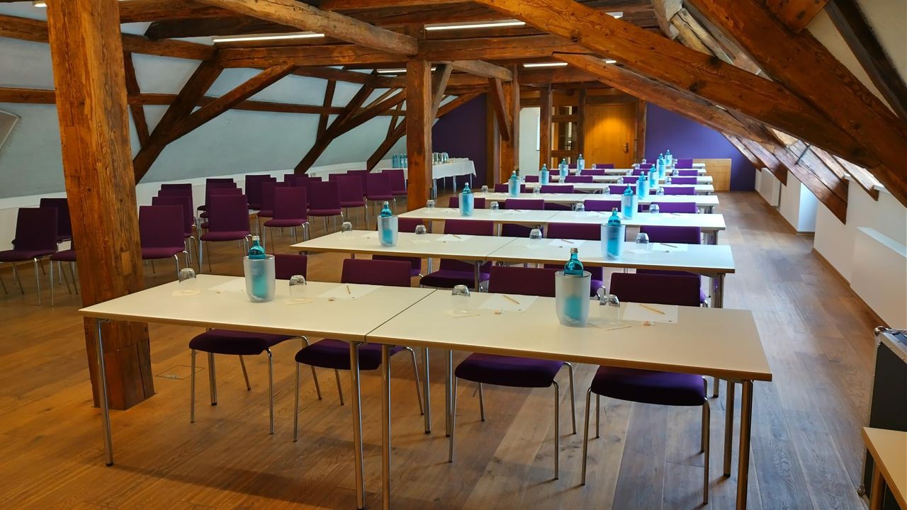 Dresden  Historisches Gebäude Winzersaal image 4